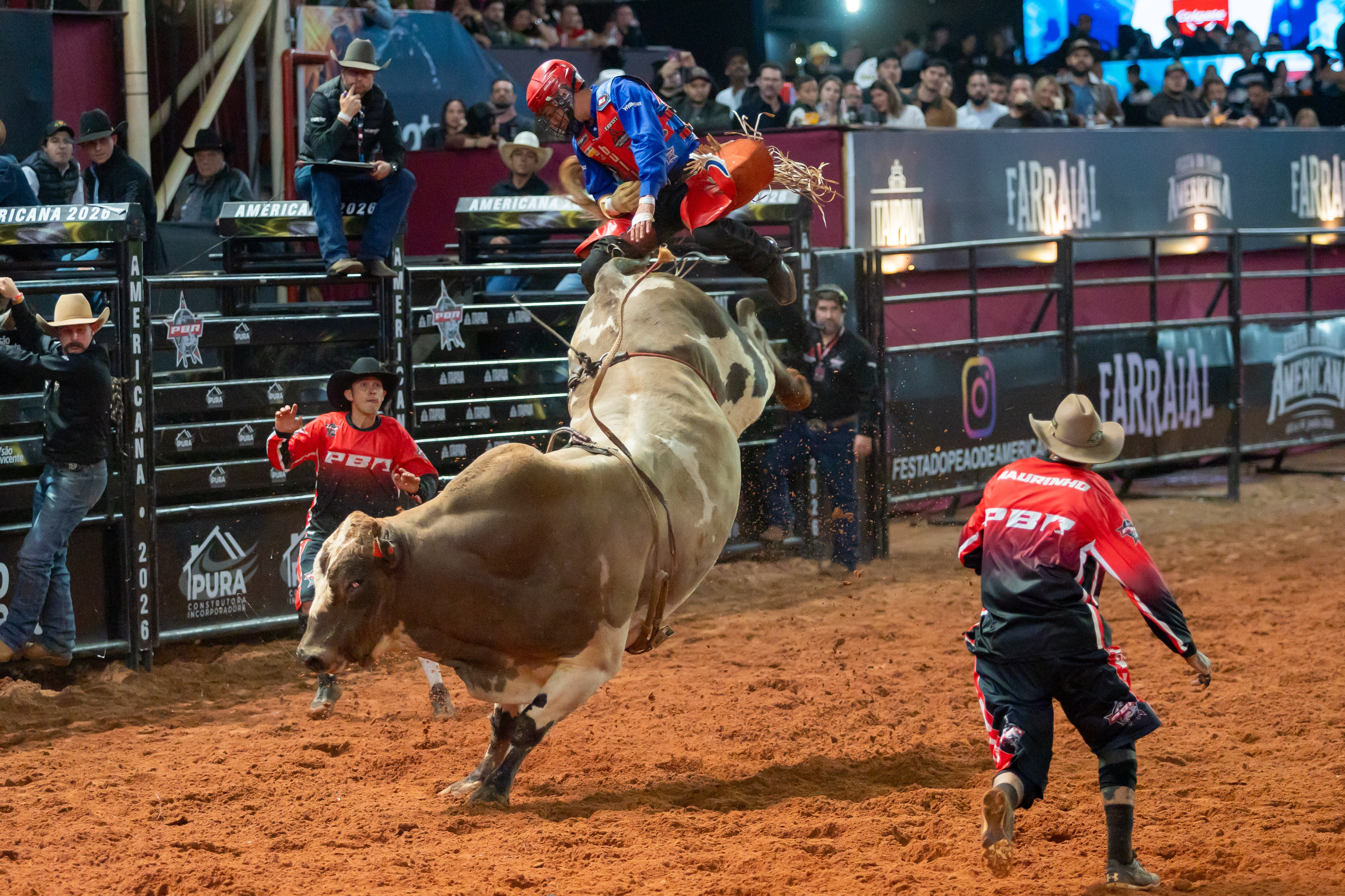 Final da montaria em touros da PBR foi um dos destaques da 4ª noite da Festa do Peão de Americana 2026, neste domingo (7) — Foto: Thomaz Marostegan