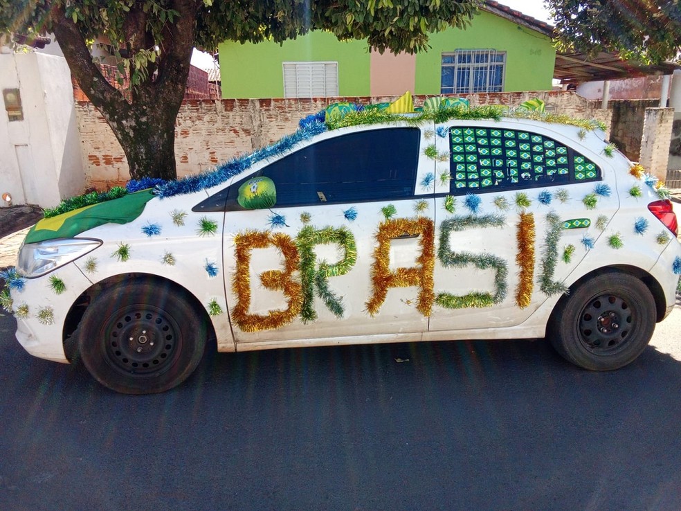 2 de 4
Carro do hexa chama aten&ccedil;&atilde;o por onde passa em Cafel&acirc;ndia &mdash; Foto: Vanderlei de Almeida/Arquivo Pessoal