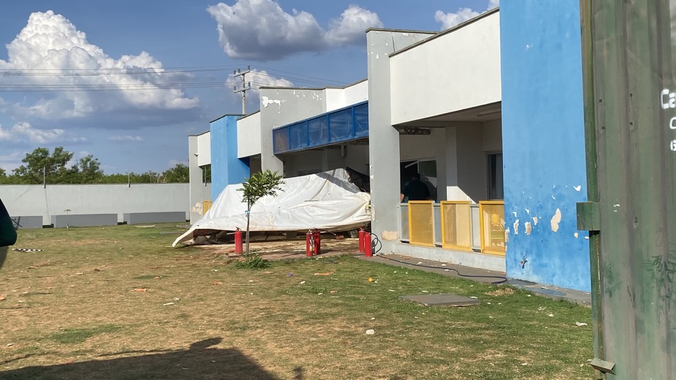 Avião agrícola cai e atinge prédio de creche com mais de 150 crianças. — Foto: Angélica Neri