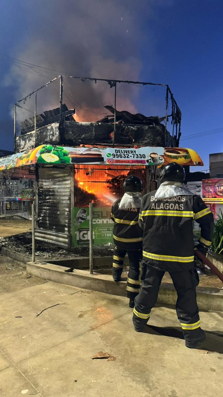Incêndio destrói banca de revista em Arapiraca e álbuns de figurinhas da Copa 'escapam' das chamas; VÍDEO