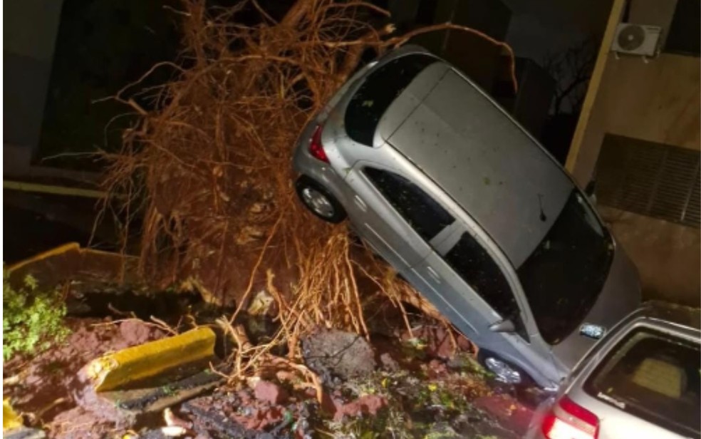 Força dos ventos 'levantou' veículo em condomínio na Vila Virgínia, em Ribeirão Preto, SP — Foto: Redes sociais