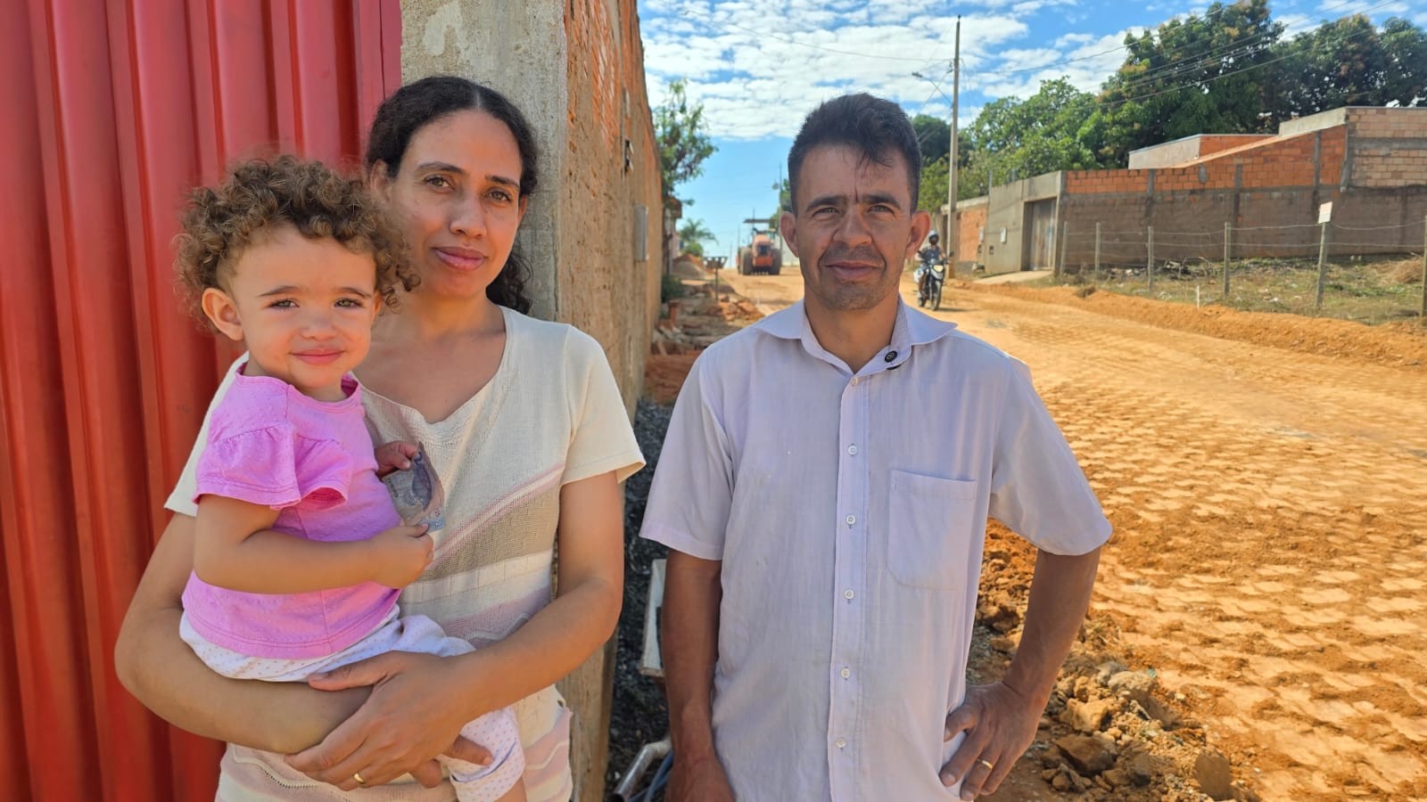 Moradores do bairro Santo Amaro, em Montes Claros, celebram a chegada do asfalto