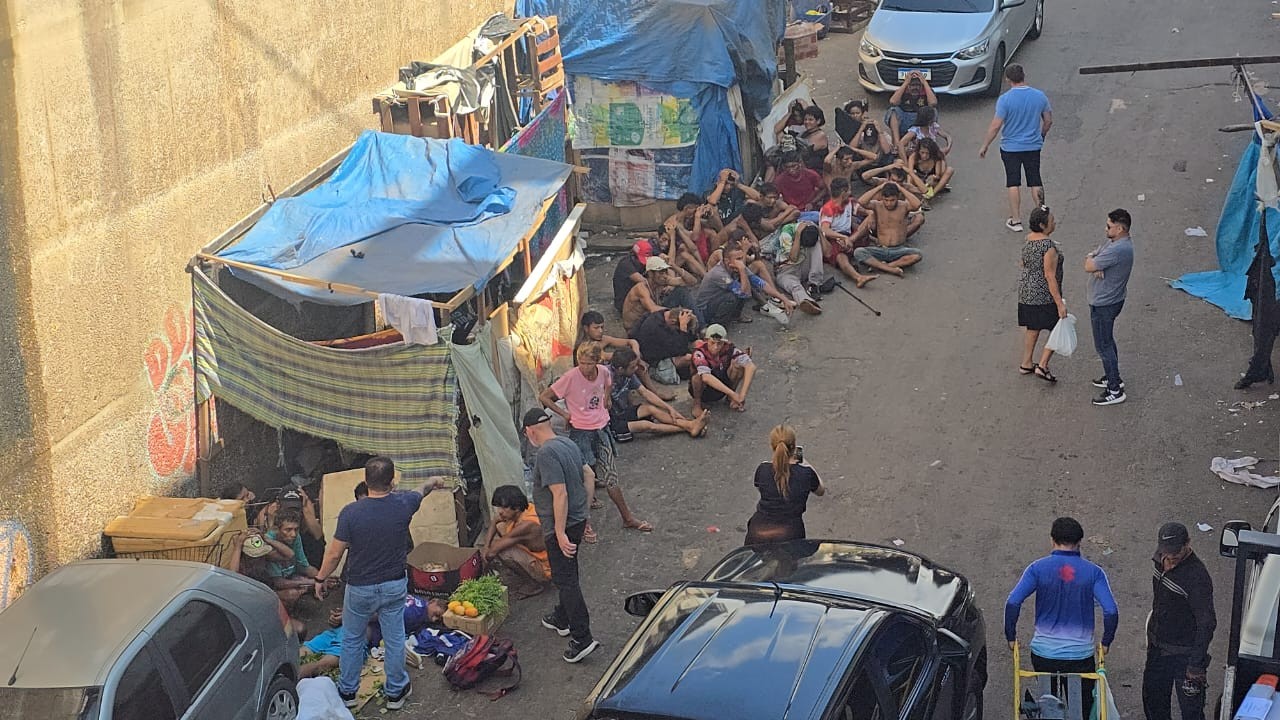 Polícia deflagra operação contra o tráfico após pessoas fazerem fila para receber drogas no Centro de Manaus