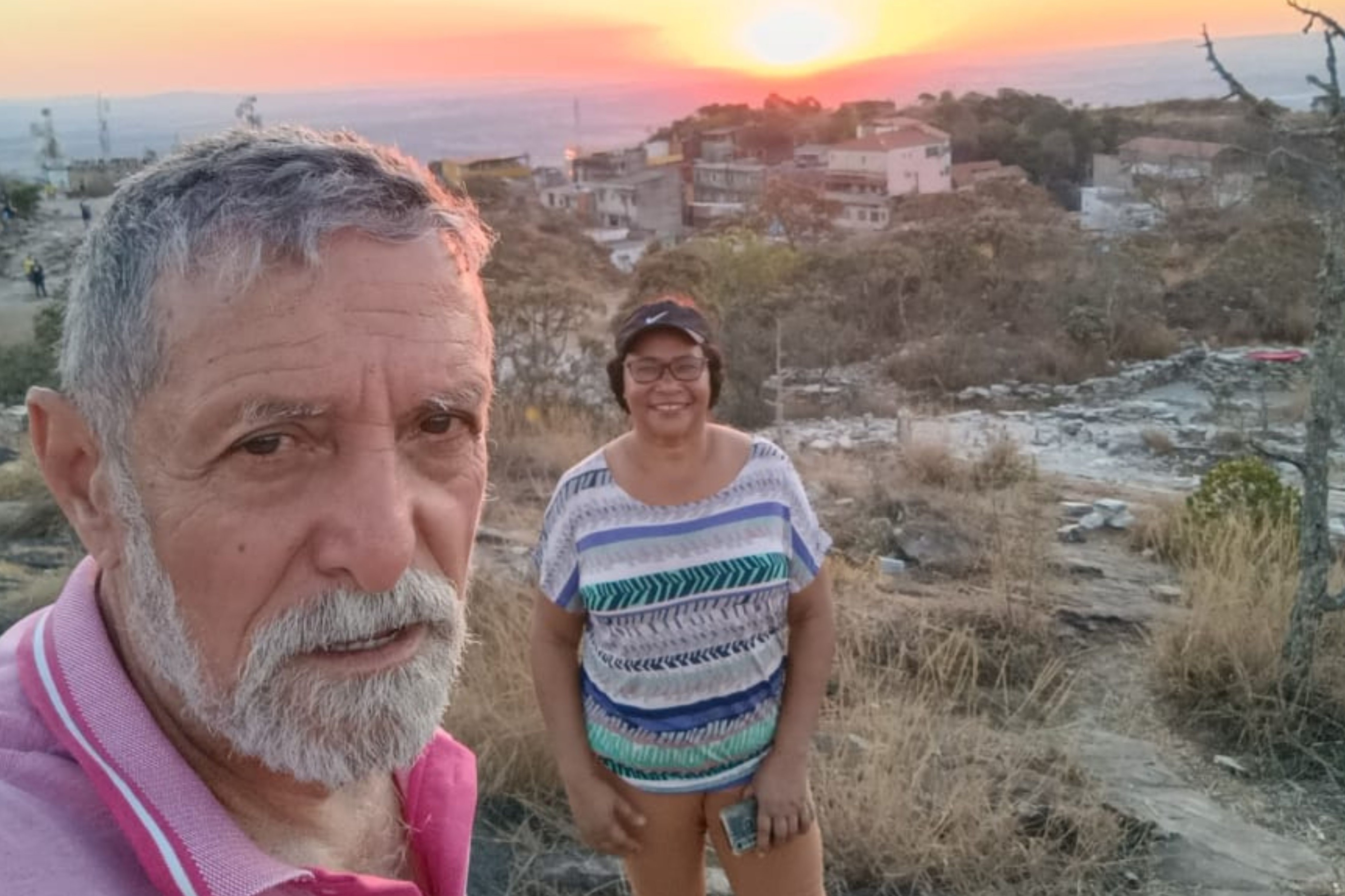 Casal de 68 e 59 anos viaja pelo Brasil em moto e kombi
