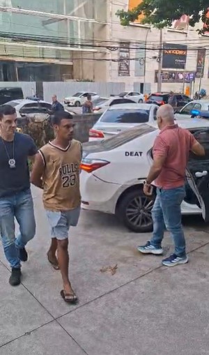 Homem é preso por vender churrasquinho por R$ 10 mil para turista na Praia de Copacabana