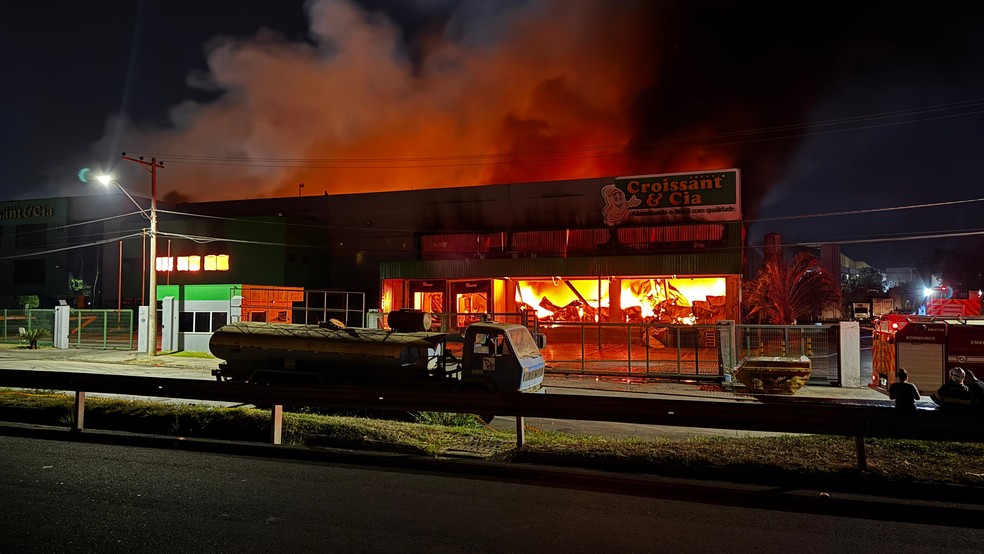 Inc&ecirc;ndio de grandes propor&ccedil;&otilde;es atinge f&aacute;brica de salgados no Distrito Industrial de Indaiatuba &mdash; Foto: Reprodu&ccedil;&atilde;o EPTV