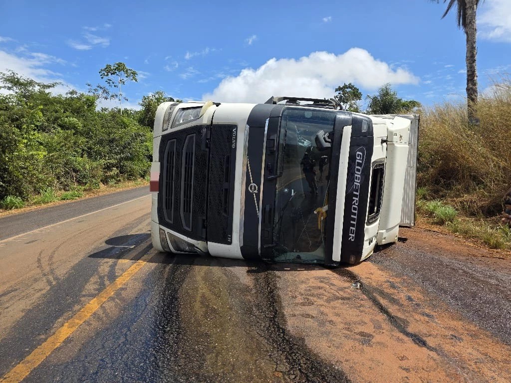 Carreta tomba na BR-222 em Açailândia; motorista ficou ferido 