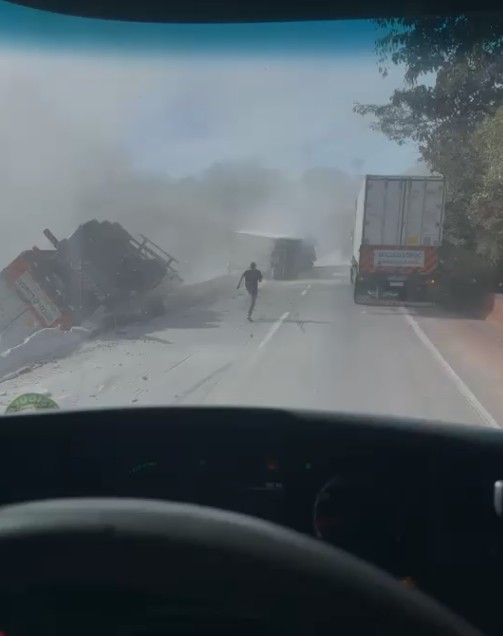 Carreta bitrem tomba e interdita faixas nos dois sentidos da Fernão Dias