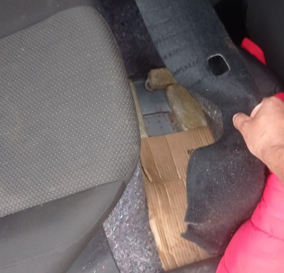 Paraguaios são presos com mais de 83 kg de maconha escondidos em carro, em Pirapozinho (SP) — Foto: Polícia Militar