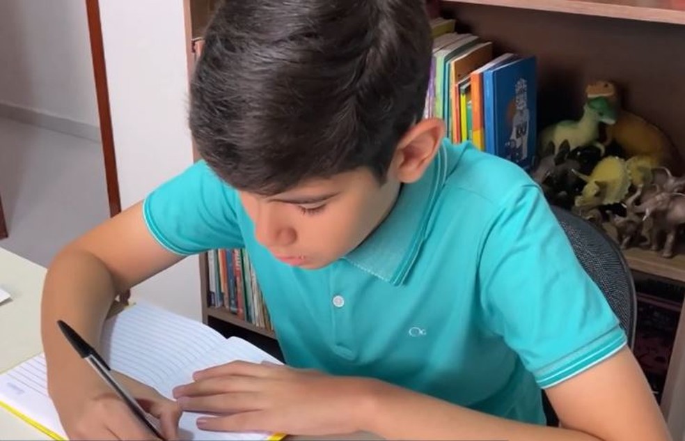 Jo�o Miguel, de 12 anos, j� � autor de tr�s livros infantis, em Patos, no Sert�o da Para�ba � Foto: TV Para�ba/Reprodu��o