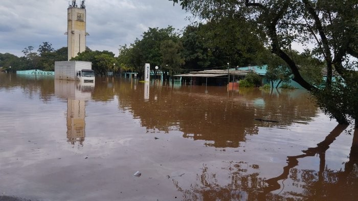 Gaúchos viajam até SC para comprar comida após enchentes no RS: 'Abastecer áreas que não foram afetadas'