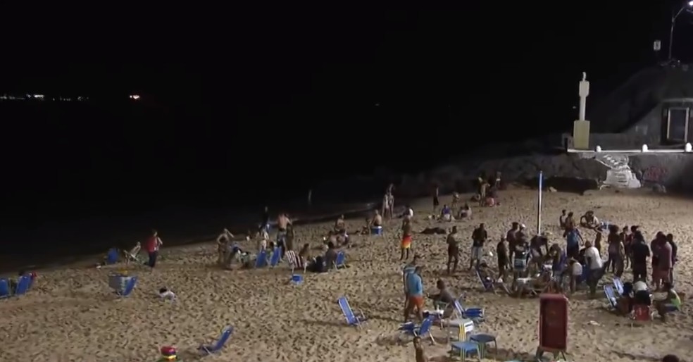 Baianos e turistas aproveitam praia do Porto da Barra, em Salvador, durante a noite — Foto: Reprodução/TV Bahia