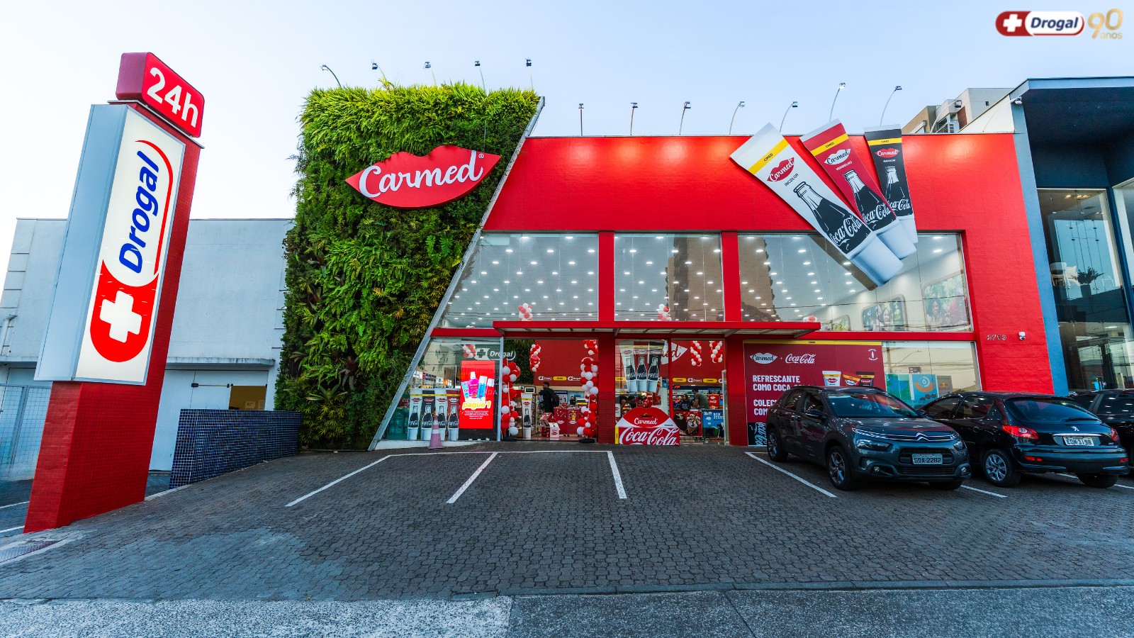 Drogal e Cimed inauguram loja temática Carmed + Coca-Cola em Piracicaba