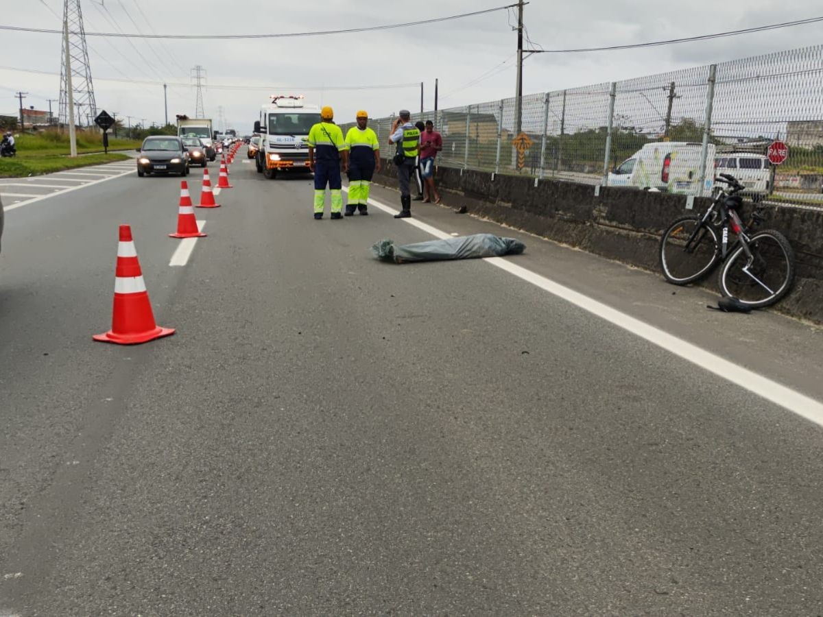 Ciclista morre após ser atropelado duas vezes na rodovia Padre Manoel de Nóbrega, SP