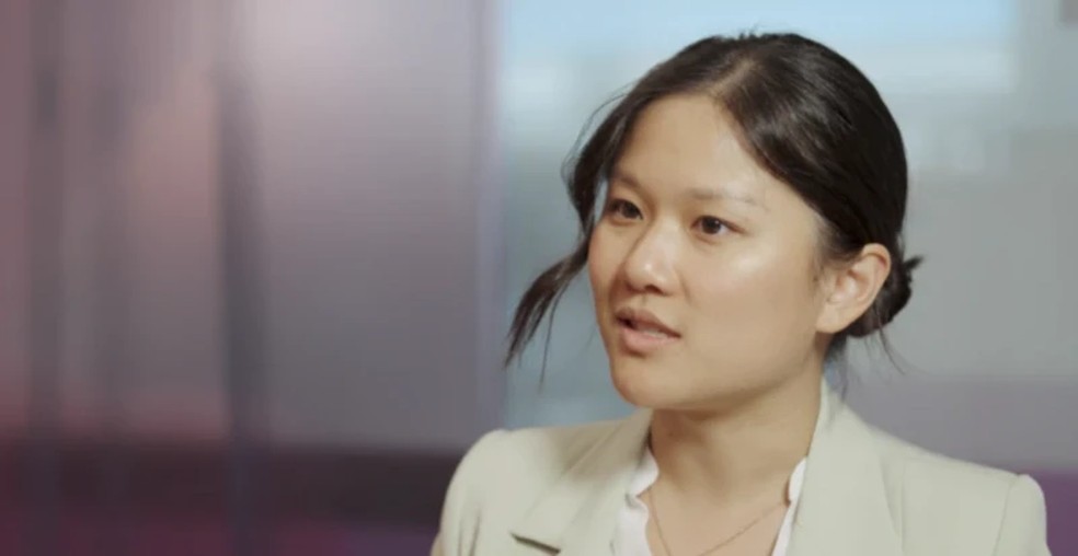 Tradição de antropomorfizar IA continua até hoje, diz a jornalista Karen Hao, autora do livro Empire of AI. — Foto: BBC