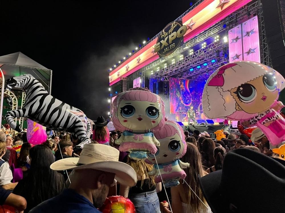 Ana Castela compra balões de vendedor e distribui para crianças em show em Jales