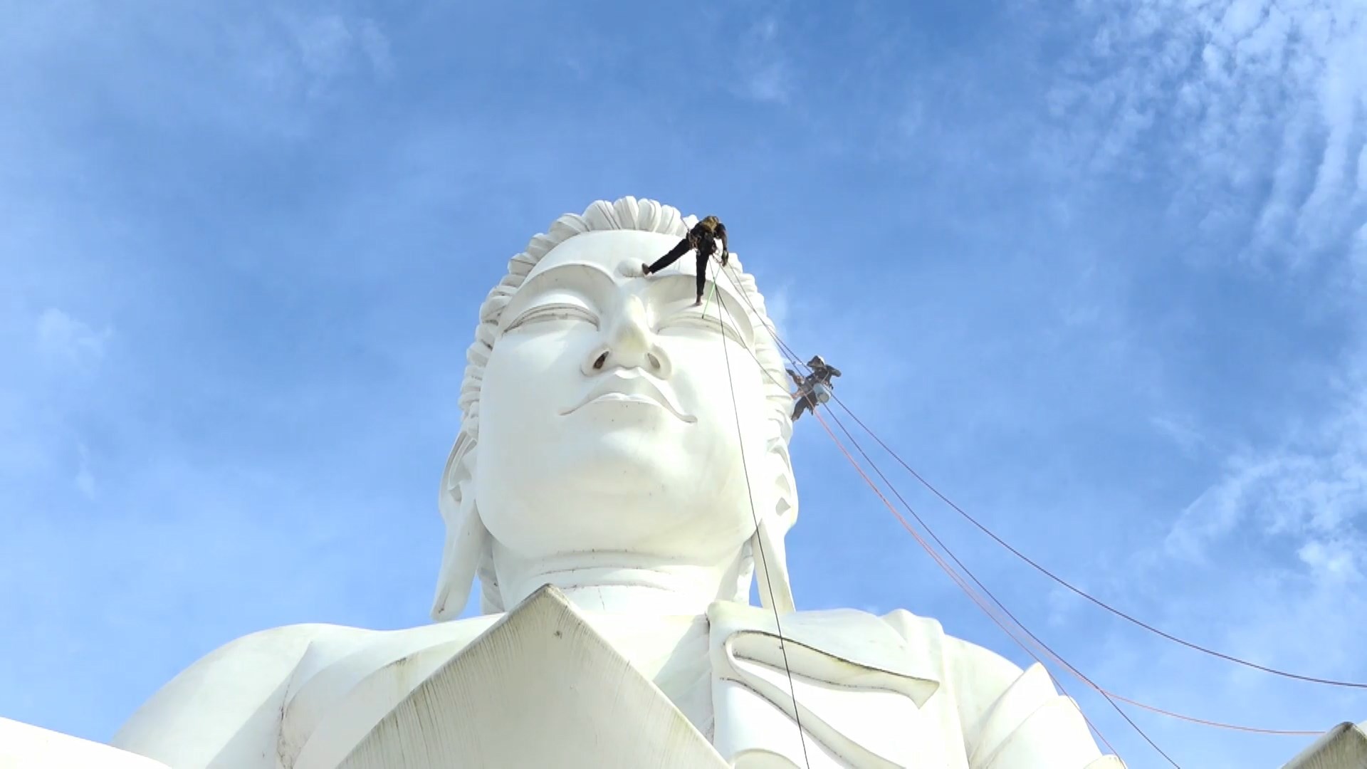 Banho do Buda gigante: alpinistas fazem limpeza da estátua em Ibiraçu, no ES
