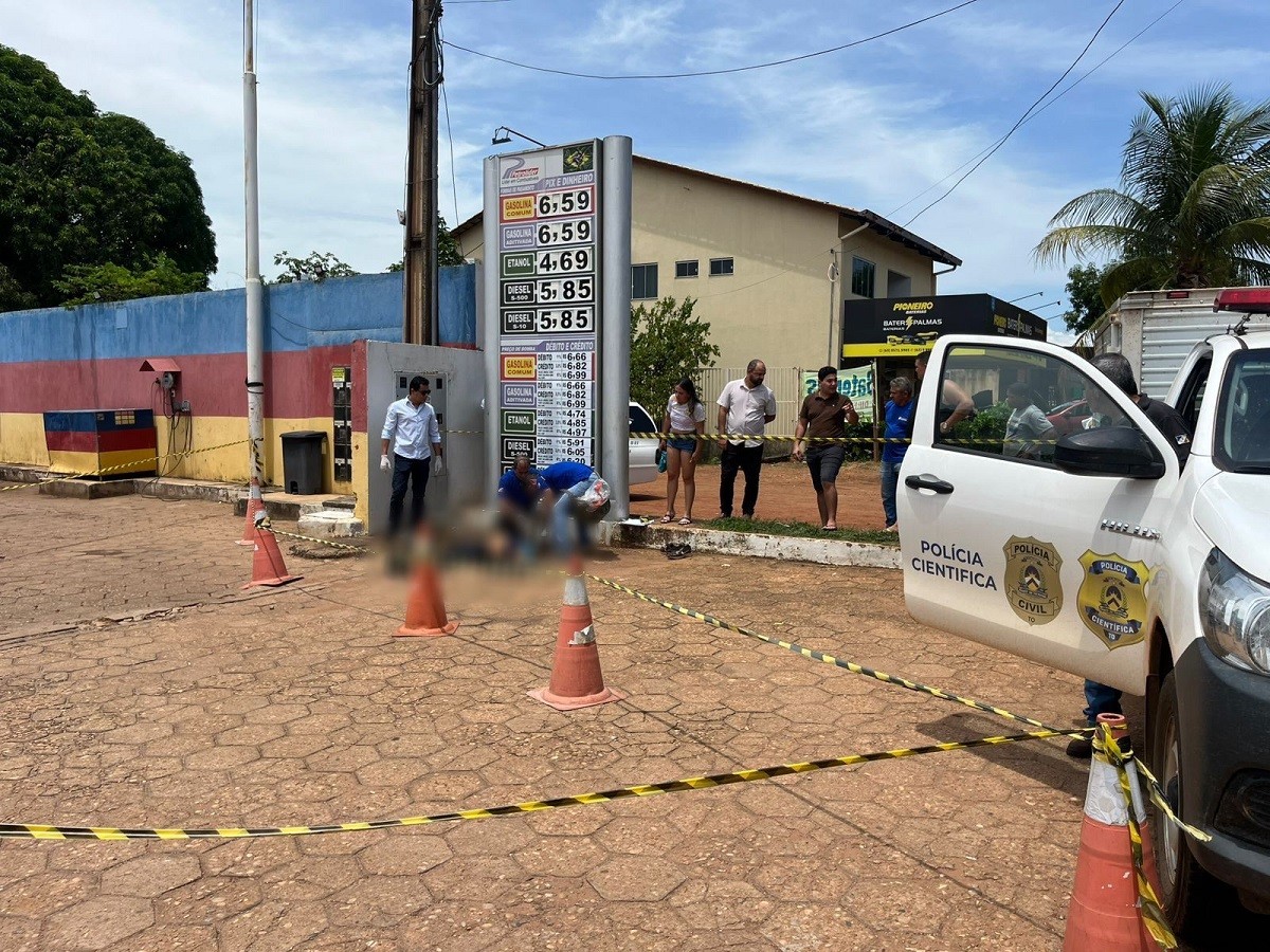 Jovem foi perseguido antes de cair de moto e ser baleado e executado em posto de combustível, diz delegado