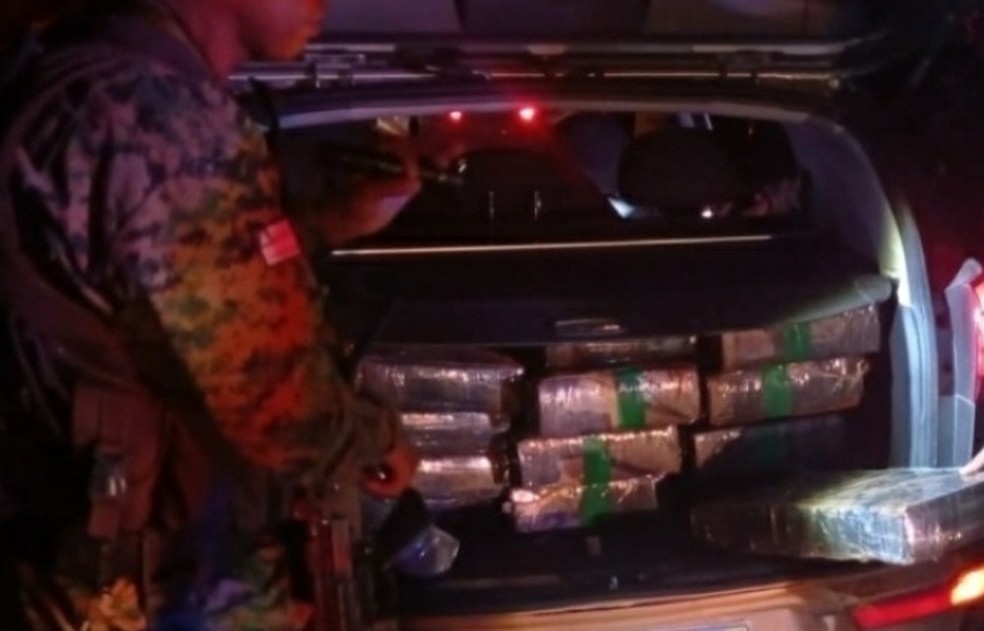 Quatro pessoas são presas com 256 quilos de maconha na Bahia — Foto: Reprodução/PM-BA