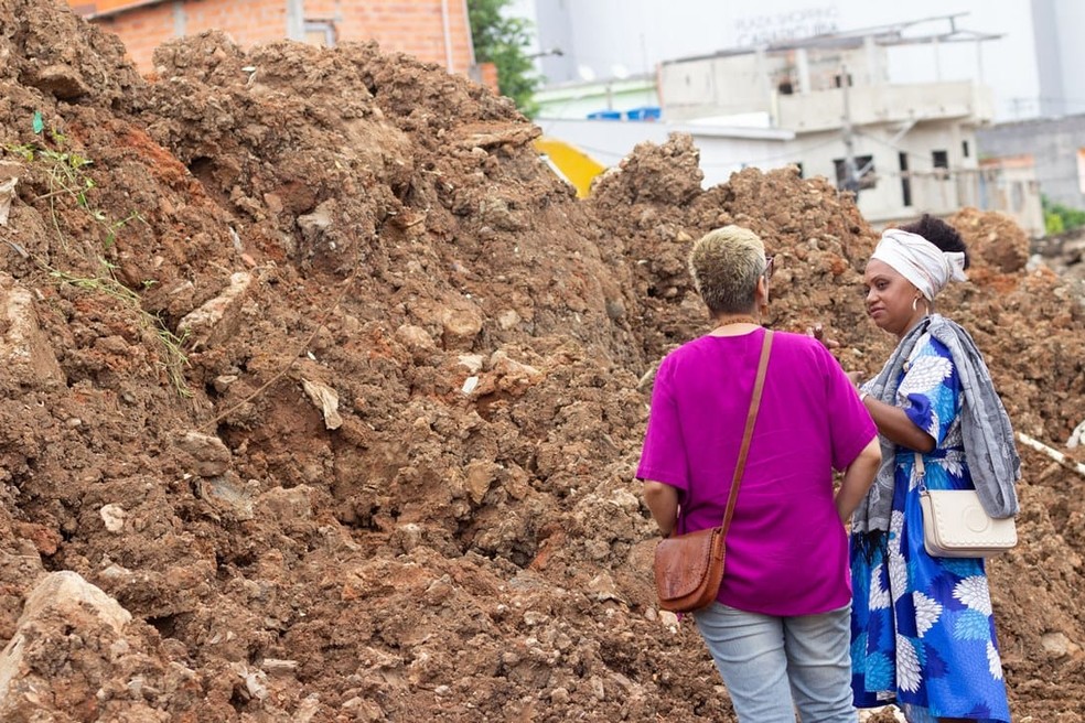 Mãe Zana no local após a demolição — Foto: Gustavo da Silva/Divulgação