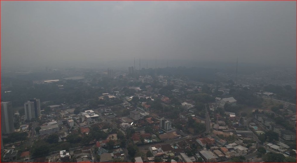 Foto mostra fumaça de queimadas encobrindo prédios na Zona Centro-Sul de Manaus — Foto: William Duarte/Rede Amazônica