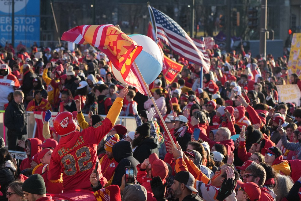Multidão comemora título do Super Bowl na cidade de Kansas, em 14 de fevereiro de 2024 — Foto: Kirby Lee/USA TODAY Sports/Via Reuters