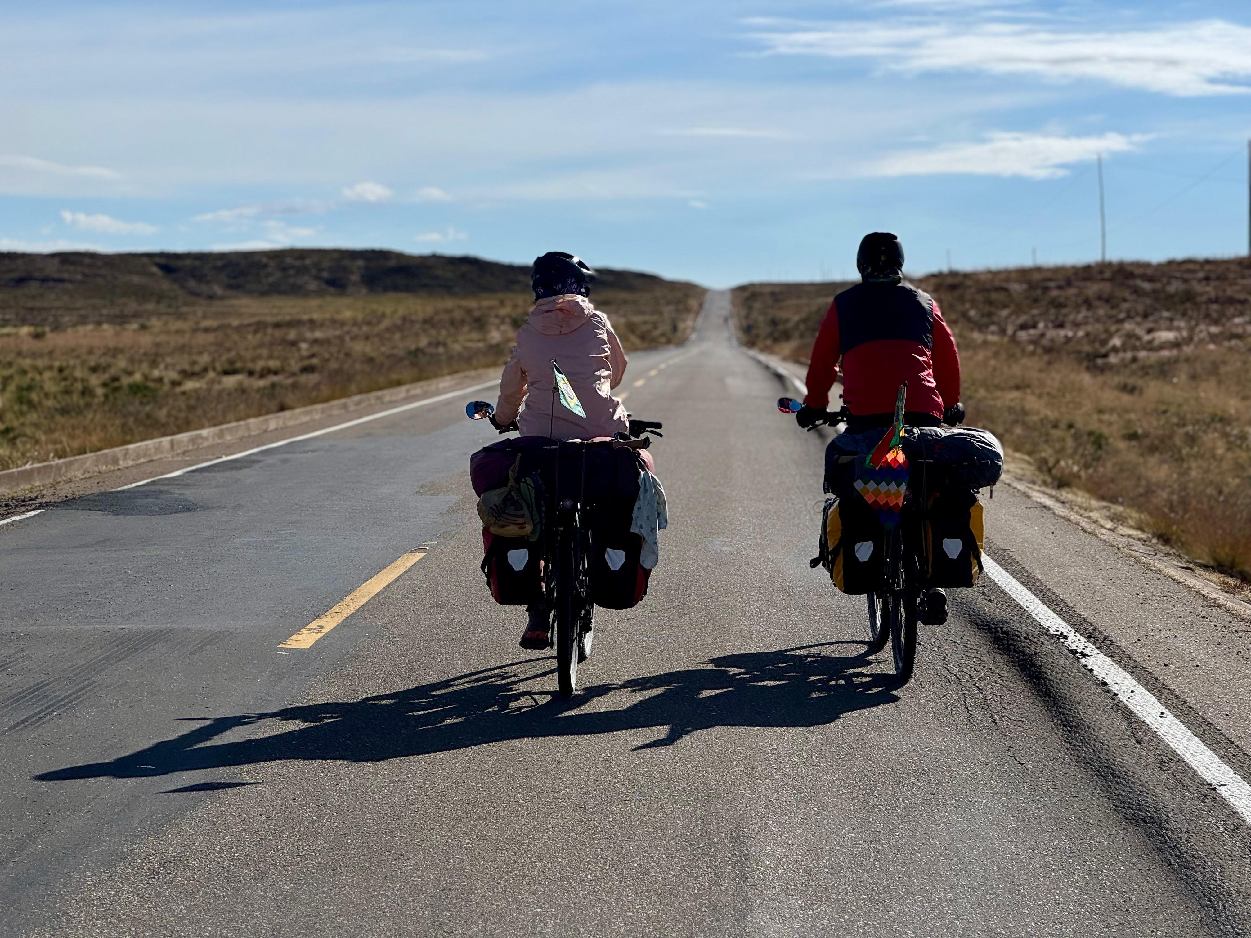 Casal cruza a América do Sul de bicicleta rumo ao Canadá para a Copa do Mundo 2026