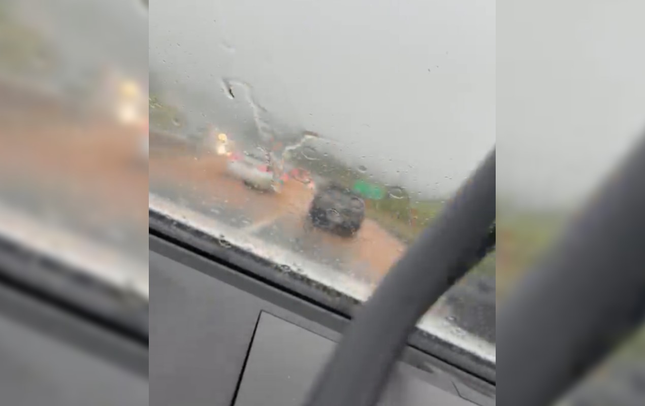 Deslizamento de terra interdita Rodovia Comandante João Ribeiro de Barros após forte chuva em Marília