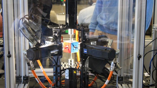 Recorde mundial: robô monta cubo mágico em 0,1 segundo e entra para o Guinness; veja vídeo - Grupo de estudantes de uma universidade norte-americana construiu robô mais rápido a resolver quebra-cabeça