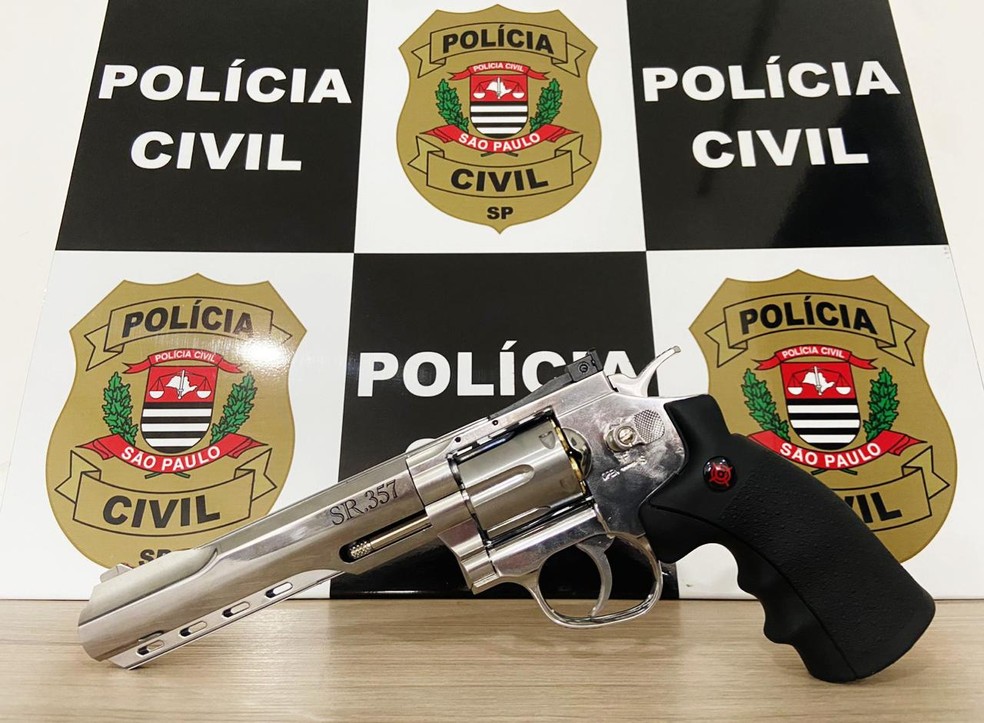 Arma que estava com um dos envolvidos na briga foi apreendida em Mirassol (SP) — Foto: Polícia Civil/Divulgação