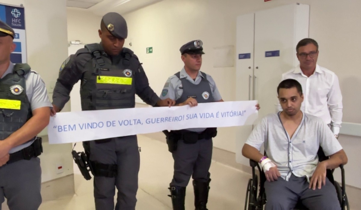 Policial atingido por caminhão recebe alta após um mês e é aplaudido na saída do hospital: 'Guerreiro'