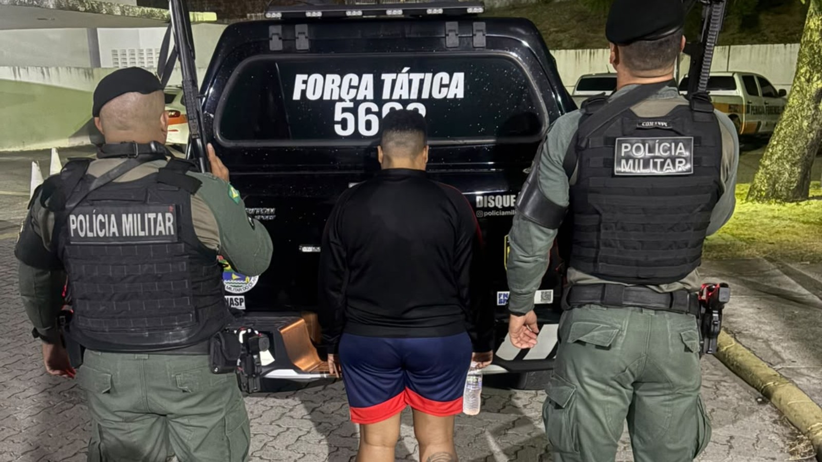 PM apreende drogas, arma e munições em apartamento em Fortaleza; mulher é presa
