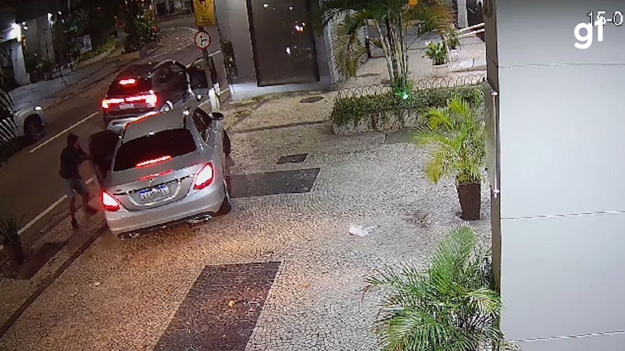 Ladrões rendem morador e roubam carro na saída de garagem de prédio no Flamengo; VÍDEO