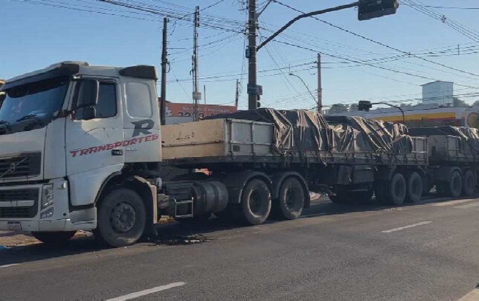 1 de 3
Caminhão bitrem quebrou no cruzamento da Avenida Nuno de Assis com a Rua Araújo Leite, em Bauru, na manhã desta sexta-feira (19). — Foto: César Evaristo/TV TEM