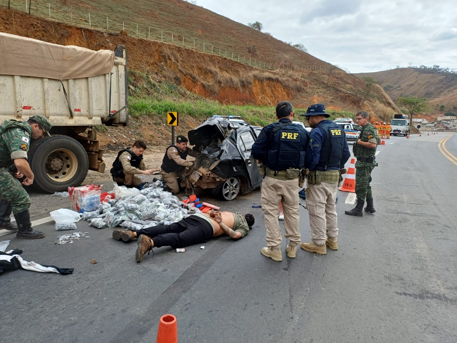 
Motorista que transportava mais de 200 quilos de drogas em carro foge de fiscalização e bate em caminhão na BR-116