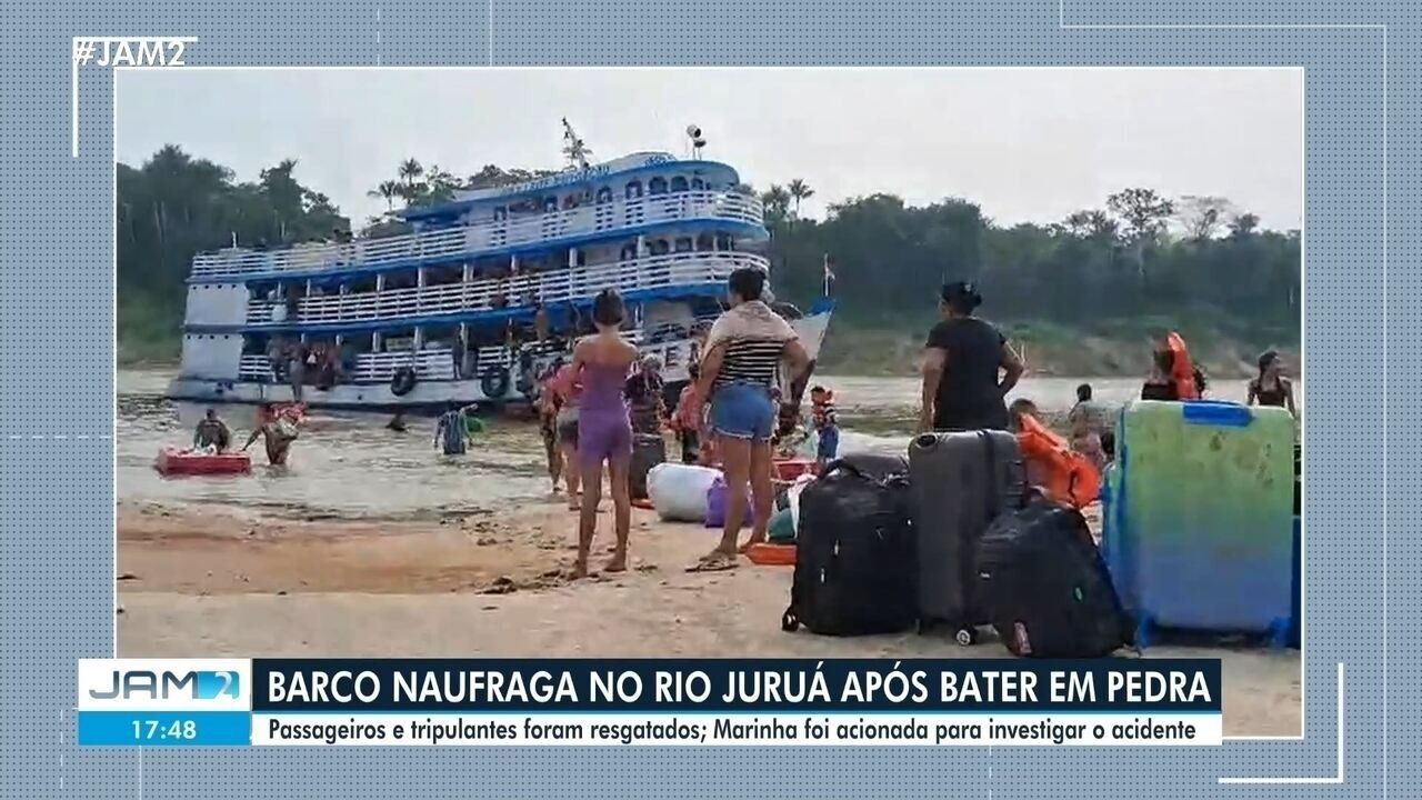 Barco naufraga após bater em pedra no rio Juruá, no Amazonas