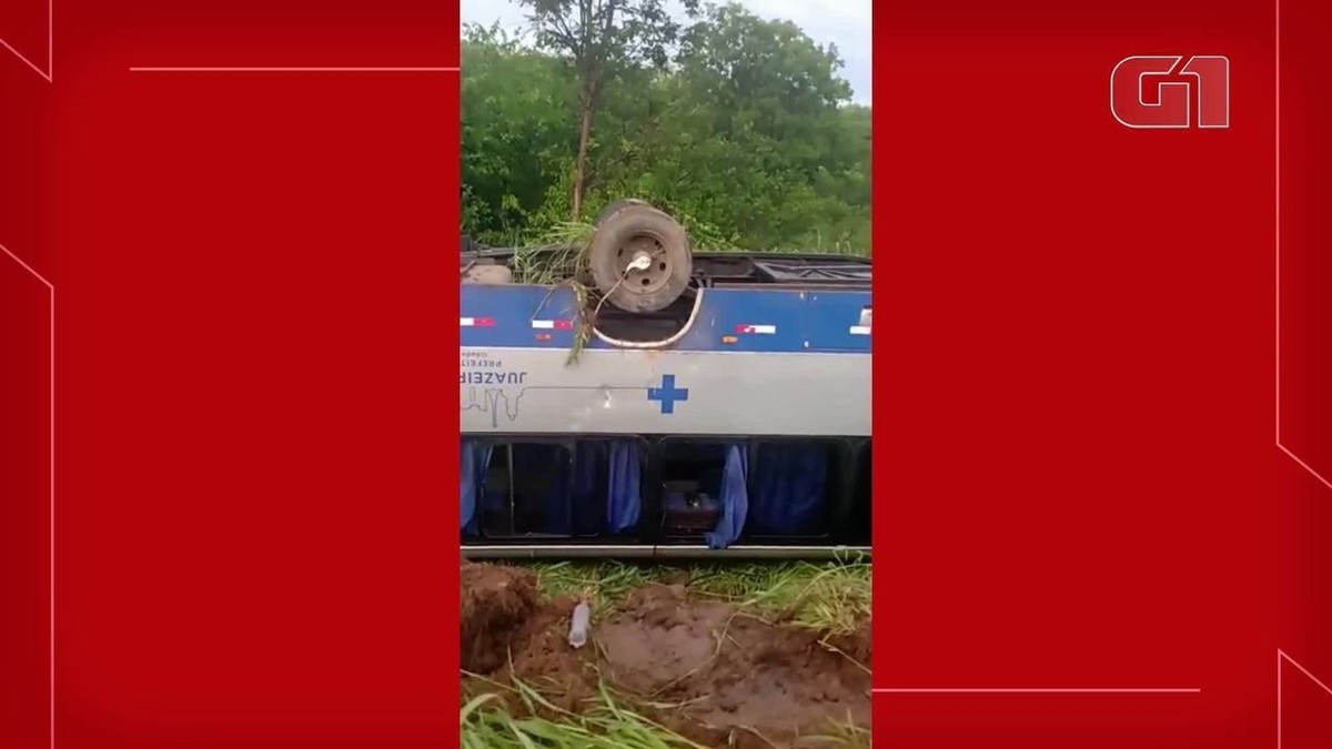 Micro-ônibus capota em rodovia no interior do Ceará