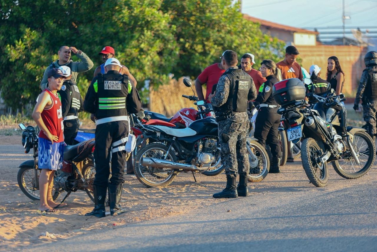 Operação integrada autua motoristas e combate irregularidades na zona rural de Petrolina