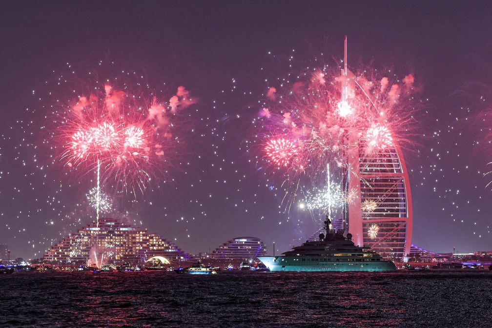 Fogos de artifício iluminam o céu sobre o hotel de luxo Burj al-Arab em Dubai, nos Emirados Árabes Unidos. — Foto: Giuseppe Cacace/ AFP