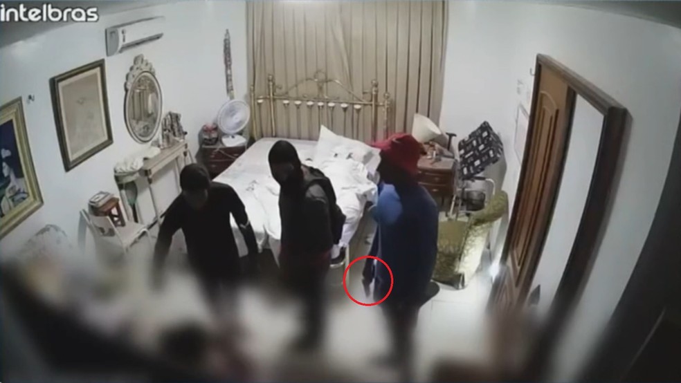 Criminosos invadem casa de idosa, amarram cuidadora e assaltam moradores — Foto: TV Verdes Mares/Reprodução