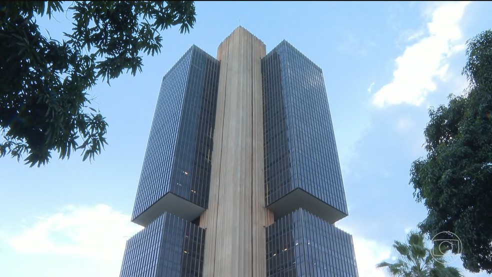 Relator da proposta de autonomia financeira do BC entrega projeto à Comissão de Constituição e Justiça do Senado — Foto: Jornal Nacional/ Reprodução