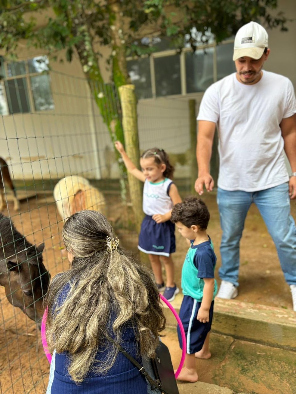 Pais acompanham filhos no primeiro dia de aula para adaptação na pré-escola na Favoo — Foto: Arquivo FAVOO