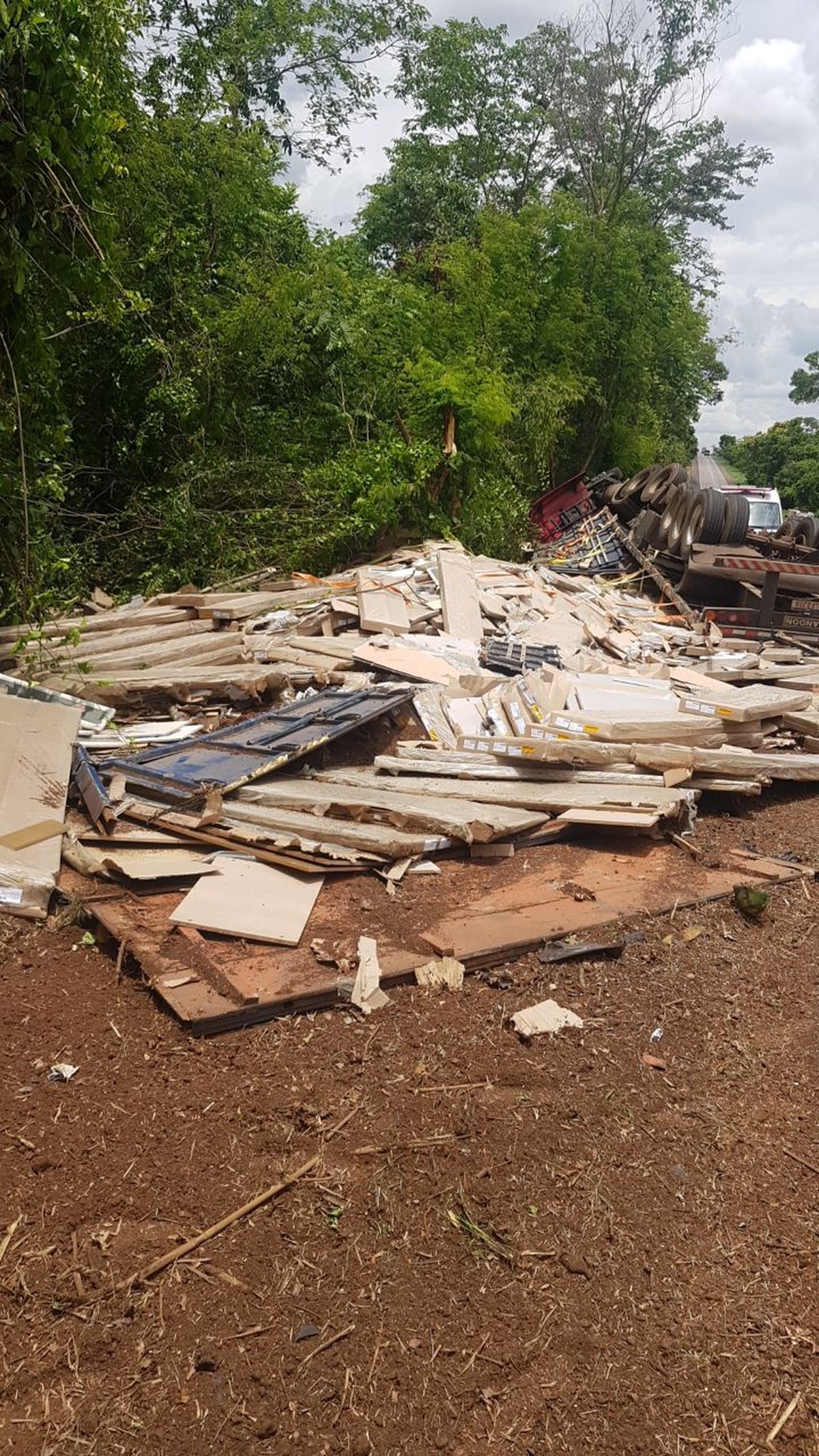 Carreta tomba na BR-153 e motorista é resgatado após ficar preso às 