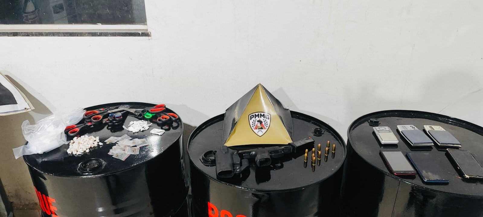 Drogas e arma são apreendidas durante buscas por suspeitos de homicídio em Montes Claros