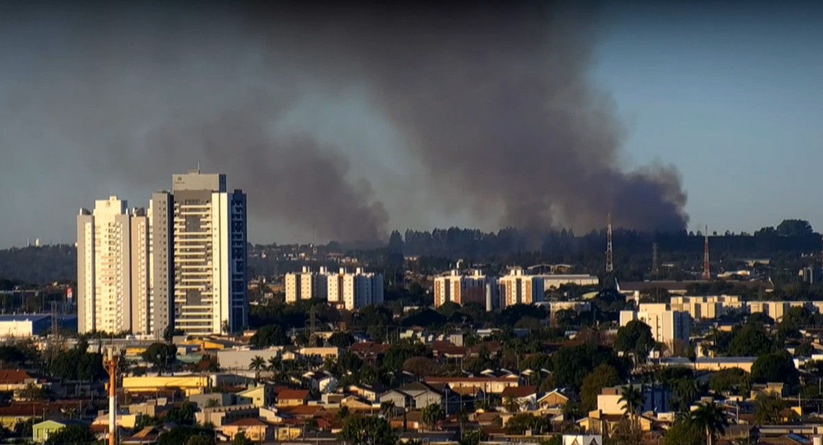 Incêndio de grandes proporções atinge antigo aterro de entulhos em Campo Grande