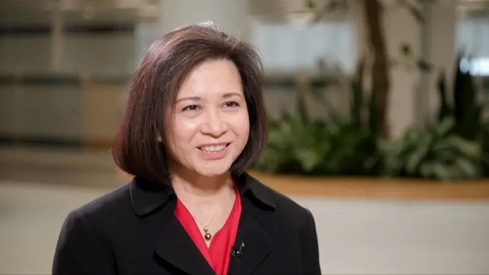 A cadeia de suprimentos de semicondutores é global, pois nenhum país é capaz de fazer tudo no momento, diz Rose Castanares, presidente da TSMC Arizona — Foto: BBC