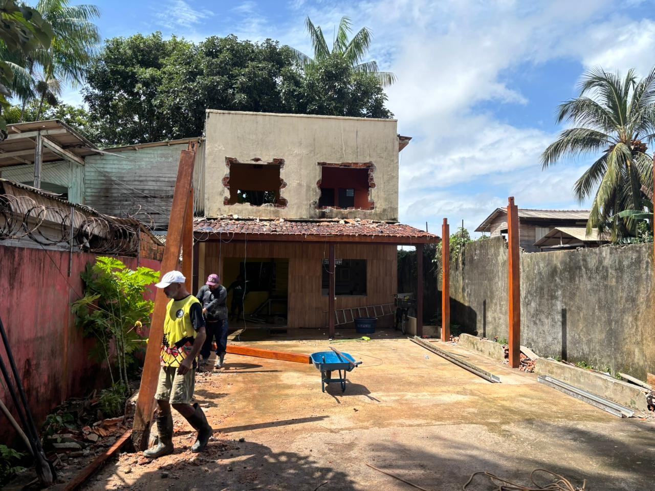 Casas do Aturiá são removidas para obras no AP; moradores reclamam de falta de assistência