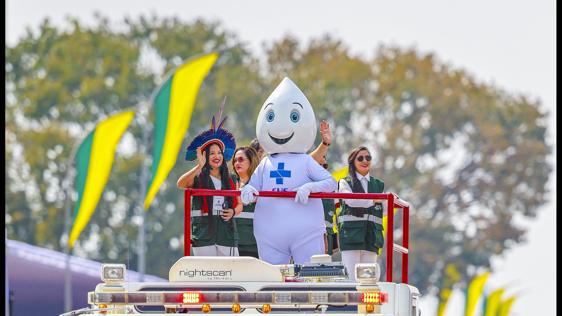 Zé Gotinha em carro dos Bombeiros no Desfile de 7 de Setembro. — Foto: Ricardo Stuckert/Presidência da República