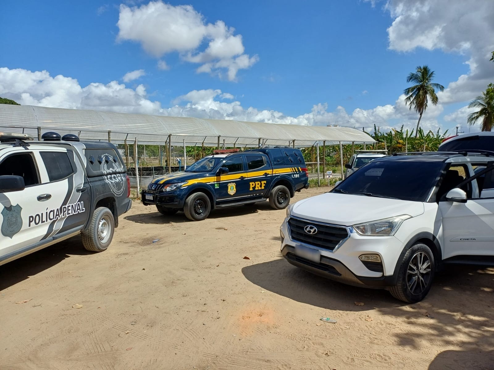 PRF prende dupla tentando entrar com carro roubado no Presídio de Segurança Máxima, em Maceió