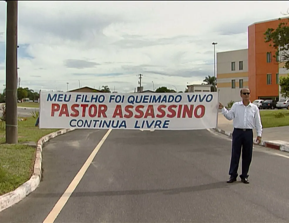 Pai de Lucas Terra protestou várias vezes por causa do crime — Foto: TV Bahia